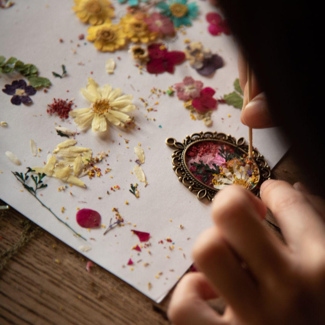 DIY with pressed flowers